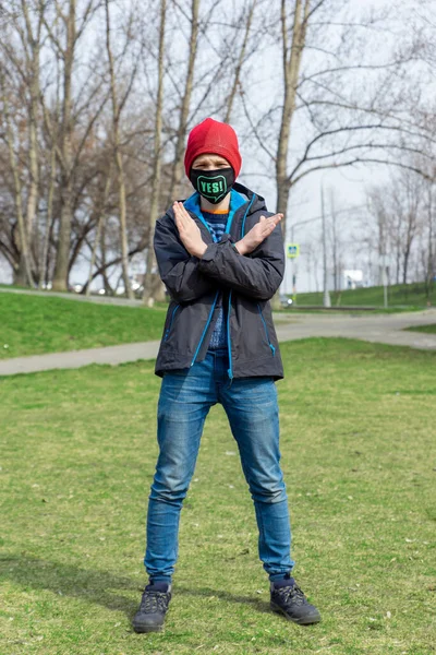 Park Yerinde Maskeli Bir Genç — Stok fotoğraf