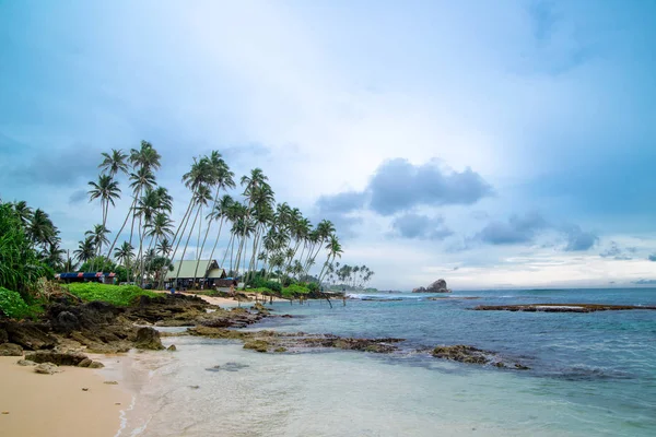 Barcos en una playa tropical, Koggala, Sri Lanka — Foto de Stock