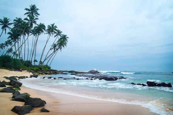 Bărci pe o plajă tropicală, Koggala, Sri Lanka — Fotografie, imagine de stoc