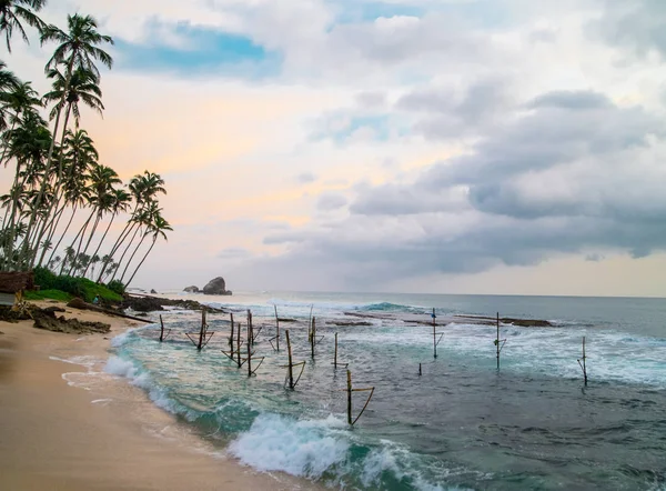 Barcos em uma praia tropical, Koggala, Sri Lanka — Fotografia de Stock Grátis