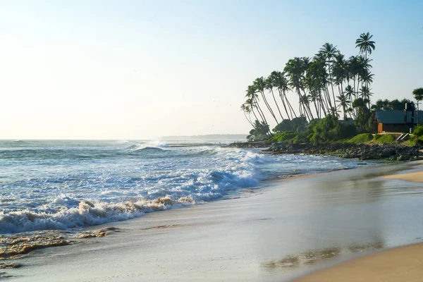 Bărci pe o plajă tropicală, Koggala, Sri Lanka — Fotografie, imagine de stoc