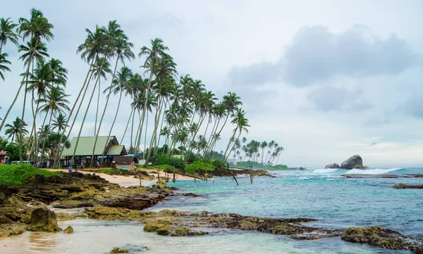 Hermosa playa tropical con palmeras de coco — Foto de Stock