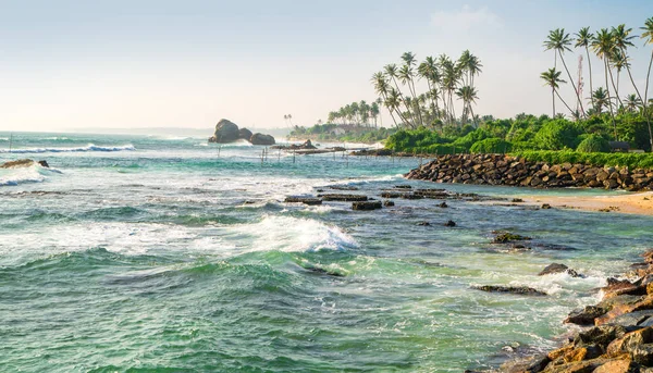 Hermosa playa tropical con palmeras de coco — Foto de Stock