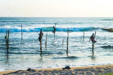 Yerel erkekler geleneksel şekilde Balık tutma. Bu eski bir gelenek Galle içinde pratik. Sri Lanka.