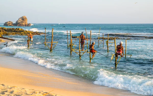 Lokale mannen vissen op de traditionele manier. Dit een oude traditie beoefend door ongeveer 500 vissersgezinnen in Galle. — Stockfoto