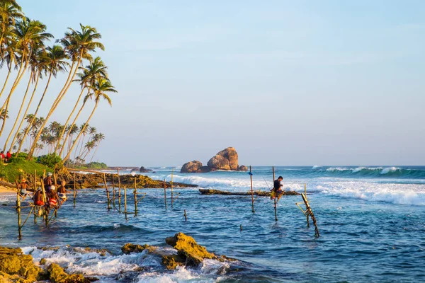 Localnicii pescuiesc în mod tradițional Aceasta este o veche tradiție practicată în Galle. Sri Lanka . — Fotografie, imagine de stoc
