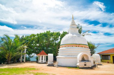 Sri Lanka bulutlu gökyüzü altında kutsal tapınak