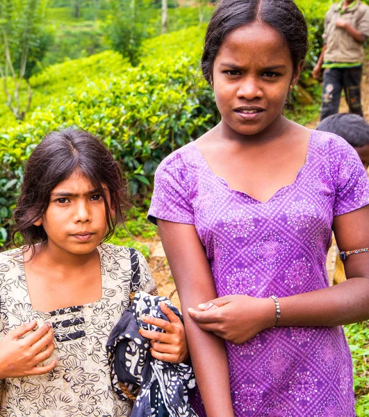 女孩看着相机上 Desember 26 Sril 斯里兰卡 Uda 瓦勒韦在 2014 年。身份不明的乞丐男孩讨钱从一个路人. — 图库照片