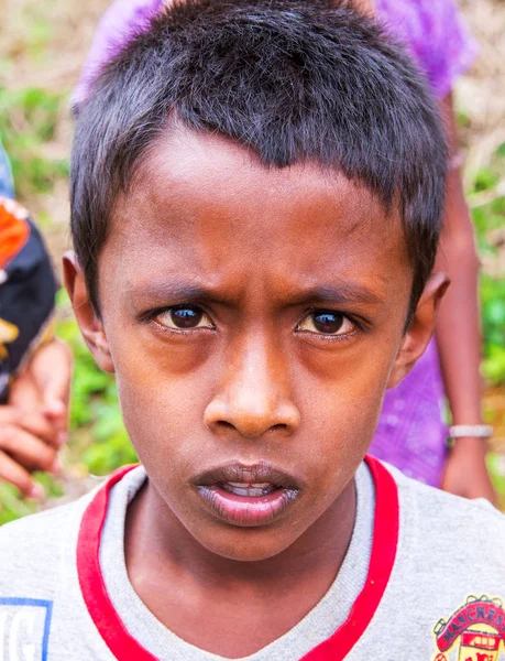 Kimliği belirsiz dilenci çocuk yoldan geçen para için yalvarır.