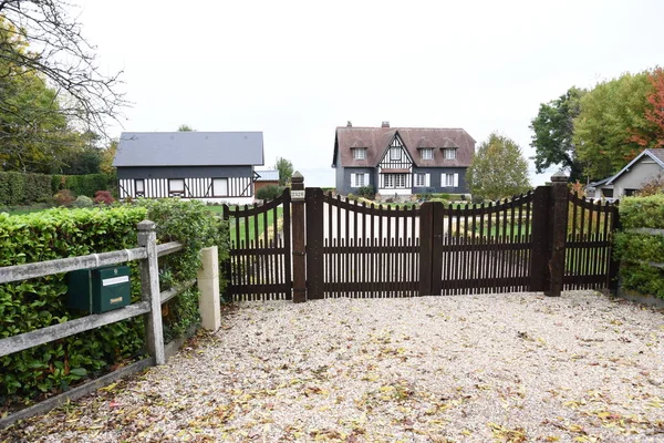 Village Avec Maisons Traditionnelles Avec Buissons Verts — Photo