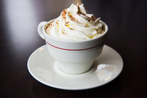 Kopp Kaffe Med Vispgrädde Svart Bord — Stockfoto