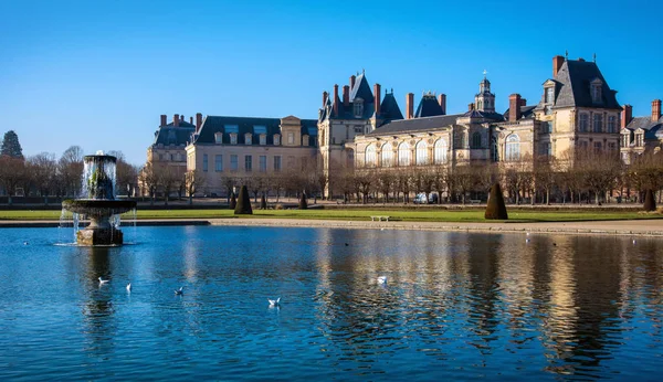 Chateau Fontainebleau com a fonte em primeiro plano — Fotografia de Stock