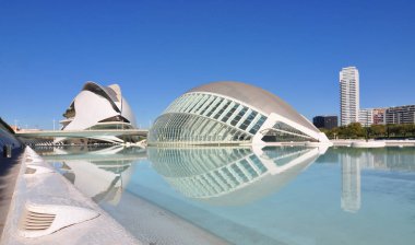 Valencia, İspanya-Kasım 12,2013: Modern Mimarlık, şehir sanat ve Bilimler, Palau de les Arts Reina Sofia detayını ve bir apartman binası.