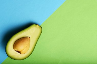 arka plan için ikiye dilimlenmiş avokado yakın çekim