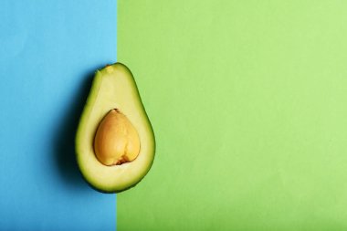 arka plan için ikiye dilimlenmiş avokado yakın çekim