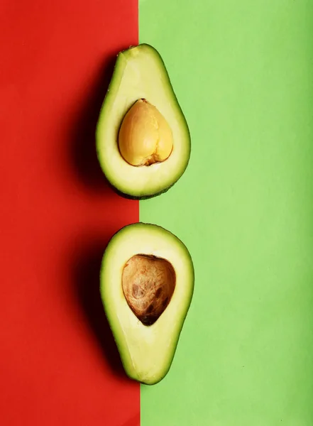 Крупним планом авокадо нарізане навпіл для фону — стокове фото
