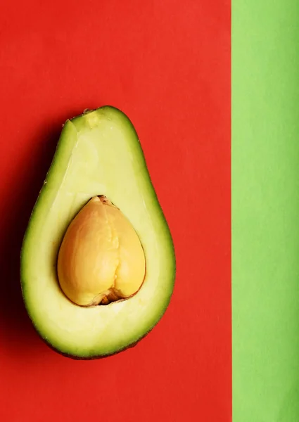 Close up van avocado gesneden in de helft voor achtergrond — Stockfoto