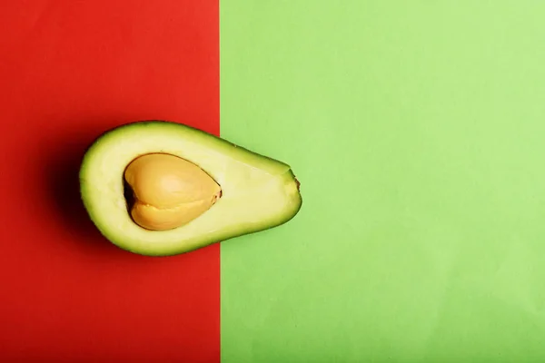 Close up van avocado gesneden in de helft voor achtergrond — Stockfoto