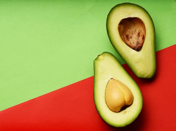 Close up van avocado gesneden in de helft voor achtergrond — Stockfoto