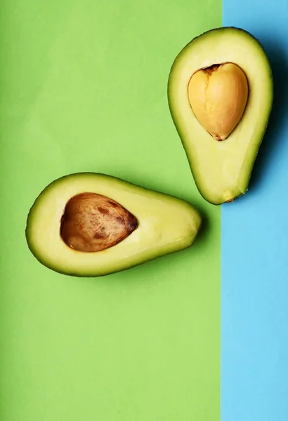 Nahaufnahme der halbierten Avocado für Hintergrund — Stockfoto