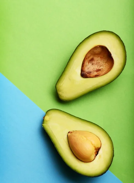 Nahaufnahme der halbierten Avocado für Hintergrund — Stockfoto