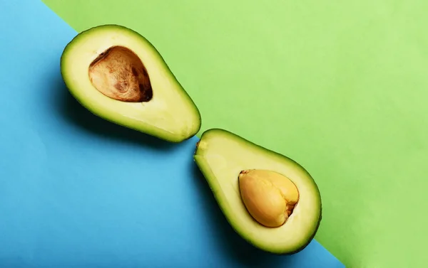 Nahaufnahme der halbierten Avocado für Hintergrund — Stockfoto