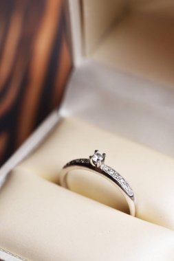 Hediye kutusunda ahşap arka plan üzerinde elmas alyans 