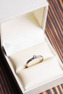 Hediye kutusunda ahşap arka plan üzerinde elmas alyans 