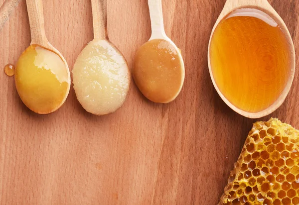 Verschillende Soorten Honing Lepels Honingraten Houten Oppervlak — Stockfoto