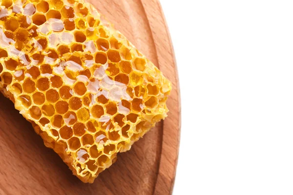 木の板にハニカム構造の新鮮な蜂蜜の表示を閉じる — ストック写真