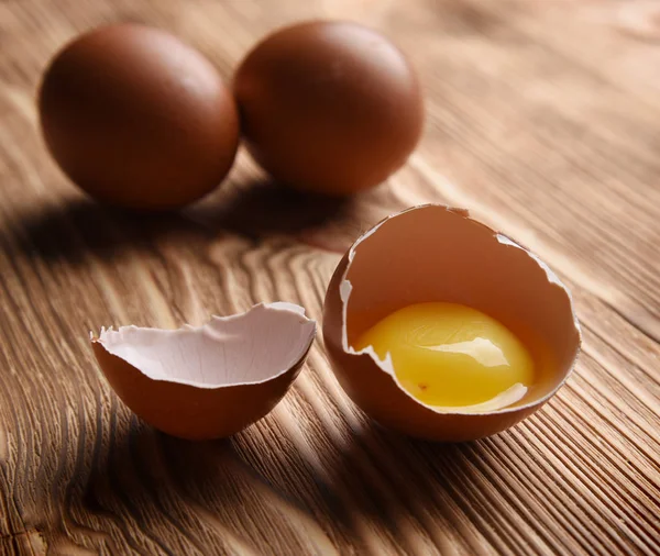 Pohled Rozbité Vajíčko Čerstvým Žloutkem Dřevěné Pozadí — Stock fotografie zdarma