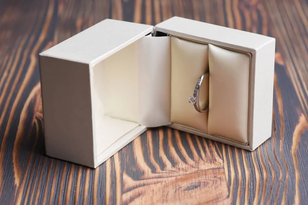 木製の背景にギフト ボックスのダイヤモンド婚約指輪 — ストック写真