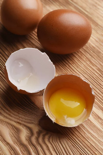 Vue Oeuf Cassé Avec Jaune Frais Sur Fond Bois — Photo