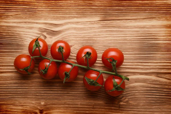 Tomates Cherry Rojos Maduros Ramita Sobre Fondo Madera —  Fotos de Stock
