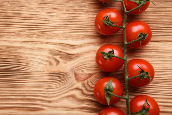 Tomates Cereja Maduros Vermelhos Galho Sobre Fundo Madeira — Fotografia de Stock