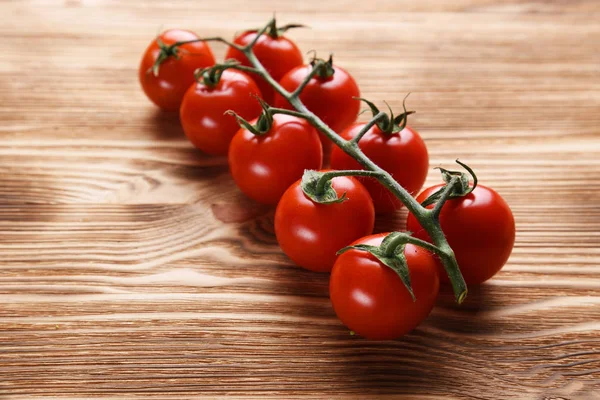 Tomates Cereja Maduros Vermelhos Galho Sobre Fundo Madeira — Fotografia de Stock