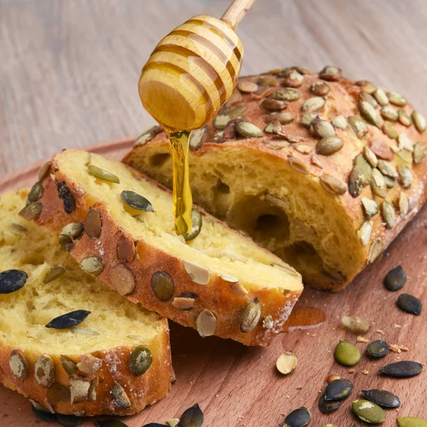 Vista Ravvicinata Del Panino Con Pepite Miele Tavola Legno — Foto stock gratuita