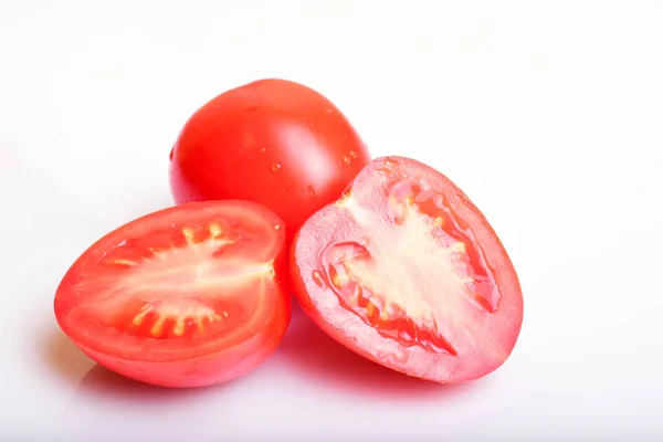 Tomates Rojos Maduros Aislados Sobre Fondo Blanco — Foto de Stock