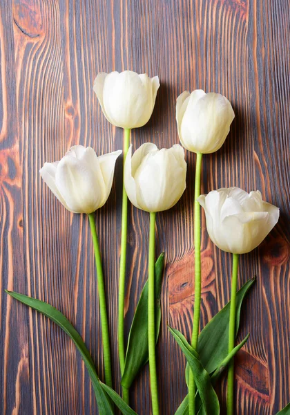 Ramo Simple Tulipanes Blancos Sobre Fondo Madera —  Fotos de Stock