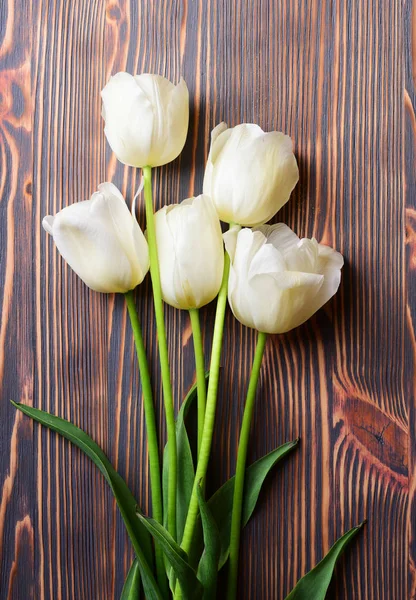 Ramo Simple Tulipanes Blancos Sobre Fondo Madera —  Fotos de Stock