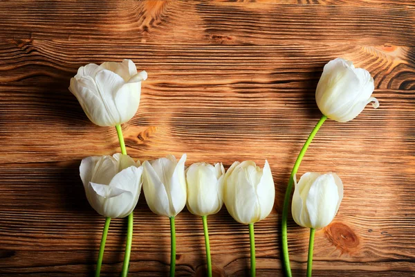 Komposisi Bunga Dari Batas Tulip Putih Pada Latar Belakang Kayu — Stok Foto