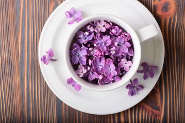 Beyaz Kupası ahşap masaya güzel çiçek dolu yakın çekim fotoğraf