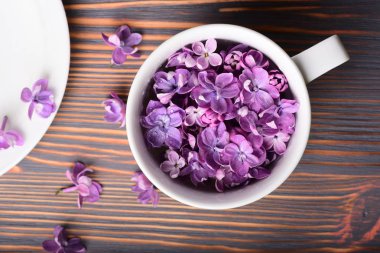 tam güzel pembe bahar çiçek ahşap masa arka plan üzerinde beyaz fincan yakın çekim fotoğraf