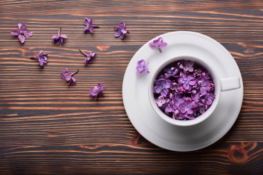 tam güzel pembe bahar çiçek ahşap masa arka plan üzerinde beyaz fincan yakın çekim fotoğraf