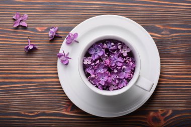 tam güzel pembe bahar çiçek ahşap masa arka plan üzerinde beyaz fincan yakın çekim fotoğraf