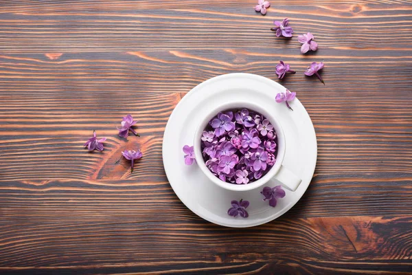 Närbild Foto Vit Kopp Full Vackra Blommor Träbord — Stockfoto