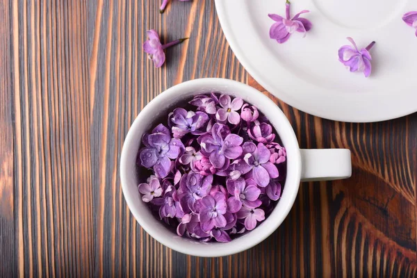 Close Photo White Cup Full Beautiful Purple Flowers Wooden Table — Stock Photo, Image