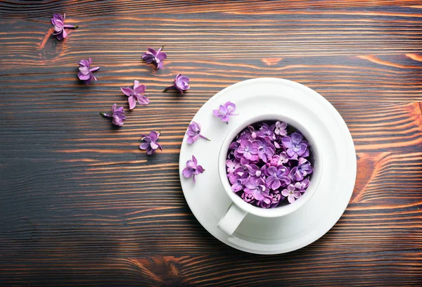 White Cup Full Beautiful Lilac Flowers Wooden Table — Stock Photo, Image