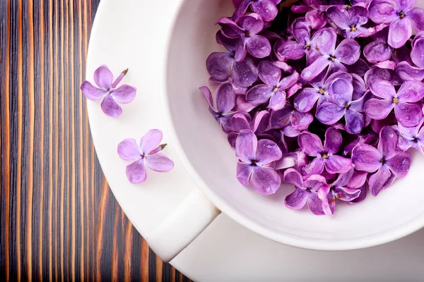 White Cup Full Beautiful Lilac Flowers Wooden Table — Stock Photo, Image