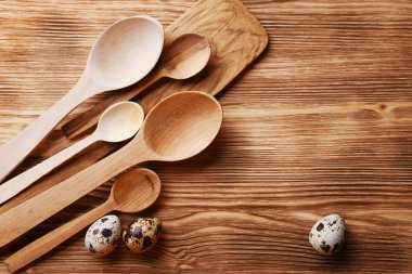 Bıldırcın yumurtalı tahta kaşıklar.